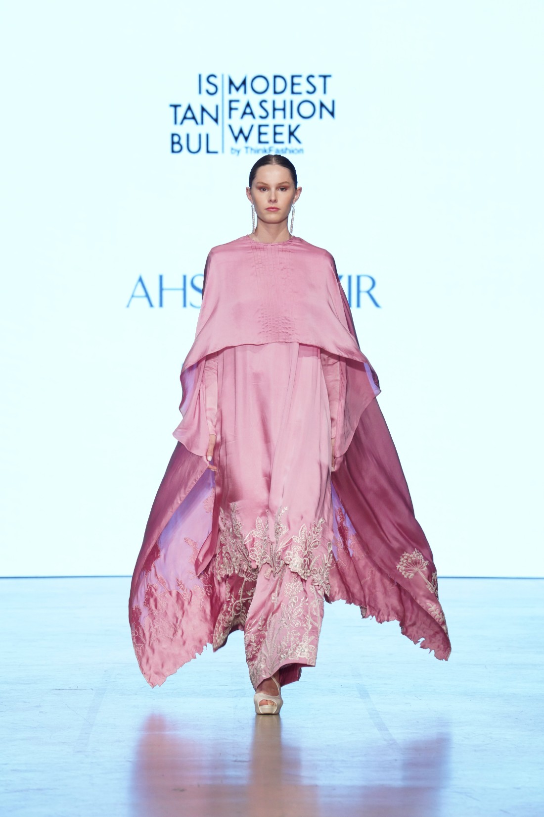 تجمع هذه النسخة نخبة استثنائية من المصممين من مختلف أنحاء العالم